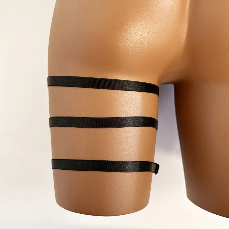 Collection Exclusive Paradise Boutik Jarretière Noire En Croix Cloutée Ajustable 2 Collection Exclusive Paradise Boutik Jarretière Noire En Croix Cloutée Ajustable – Image 2