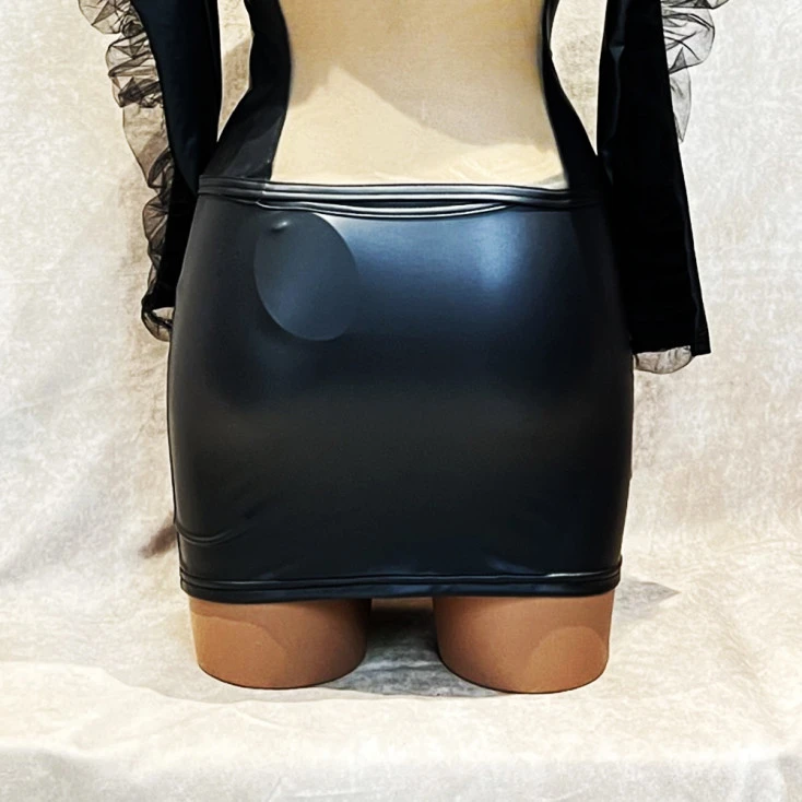 Mini-Jupe En Wetlook Avec Broderies Dorées – OutX 2 Mini-Jupe En Wetlook Avec Broderies Dorées – OutX – Image 2