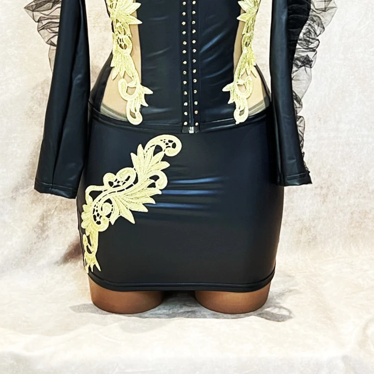 Mini-Jupe En Wetlook Avec Broderies Dorées – OutX 1 Mini-Jupe En Wetlook Avec Broderies Dorées – OutX