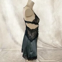 Nuisette En Satin Et Dentelle Ajourée -Sextoys boutique nuisette en satin et dentelle ajouree 2