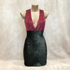 Robe Courte Et Décolletée En Velours – OutX