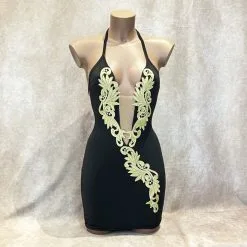 Robe Moulante ‘Décolleté Et Broderies Dorées’ – OutX